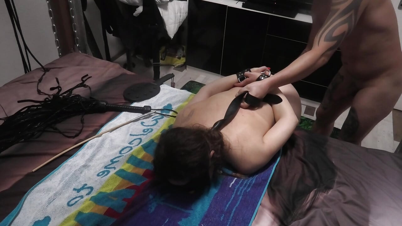 Un Esclave BDSM Russe Se Fait Enculer Par Derrière