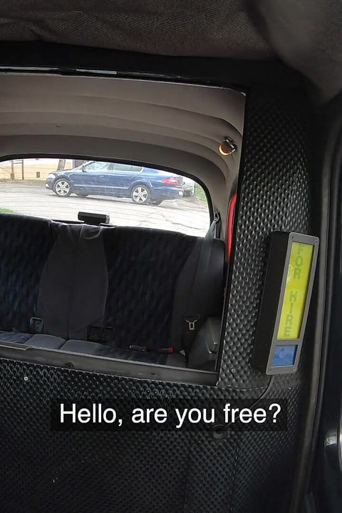 Fake Taxi - Aasialainen Alina Crystallin jalat, jotka nousevat ylös