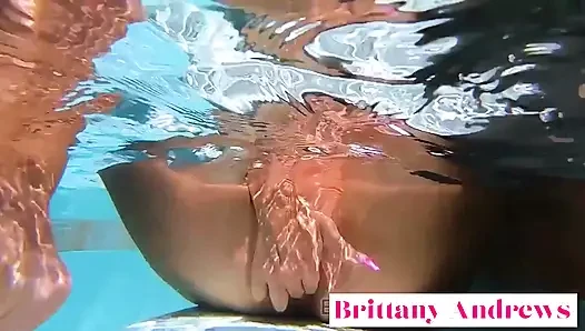 Brittany Andrews уверенная блондинка в удовольствии соблазняет соло!