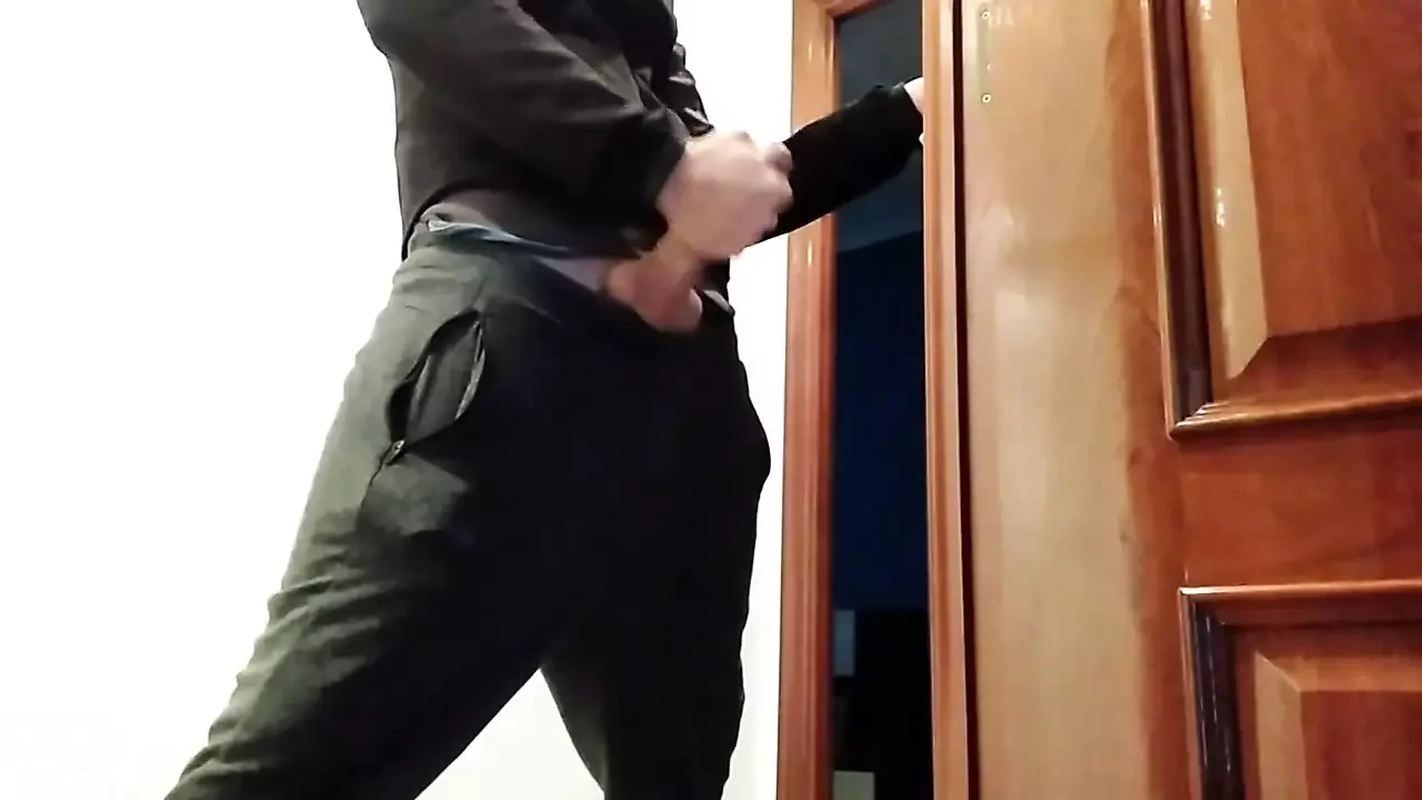 Amatoare se masturbează de la un tip sexy cu scule mari care trage la ușă