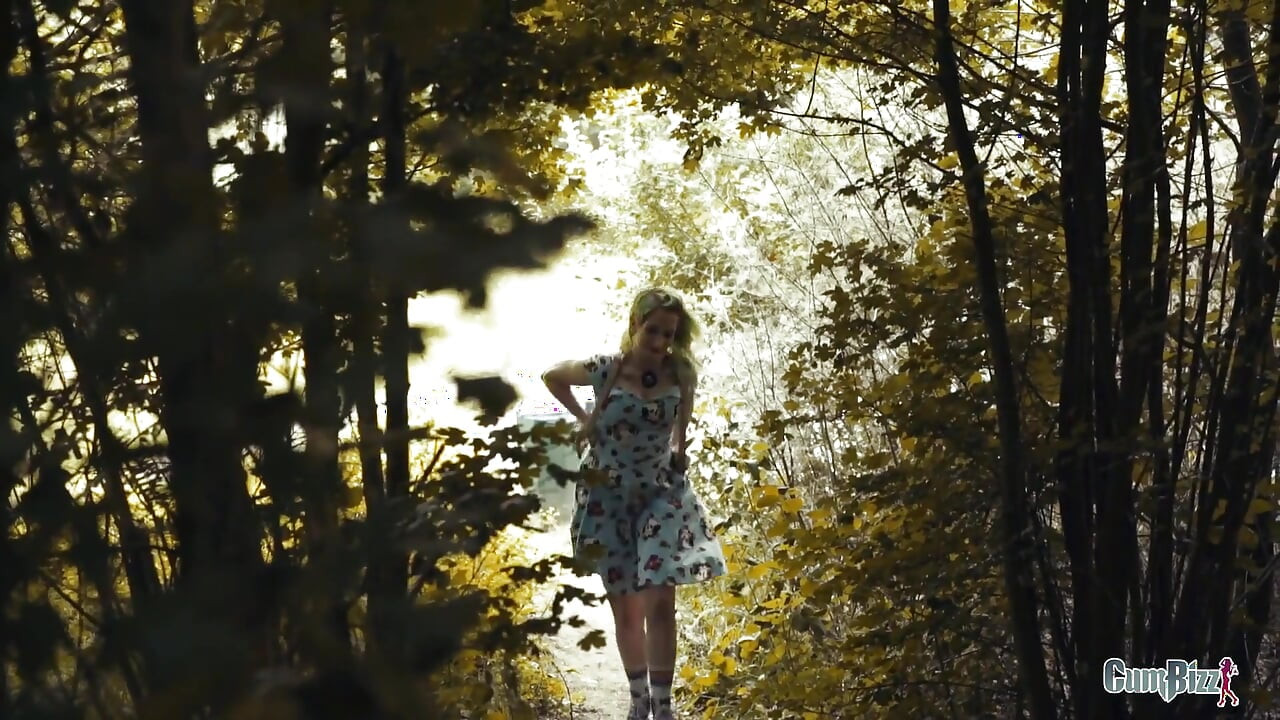 흑인 대물 자지로 가득 찬 악명 높은 숲속을 걷는 음란한 여대녀