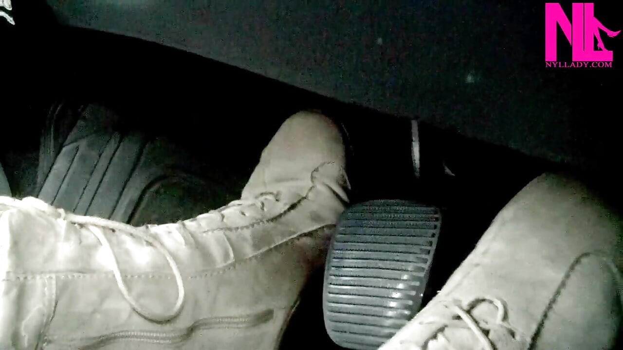 Conduite et pompage de pédales dans des bottes douces et plates en suède
