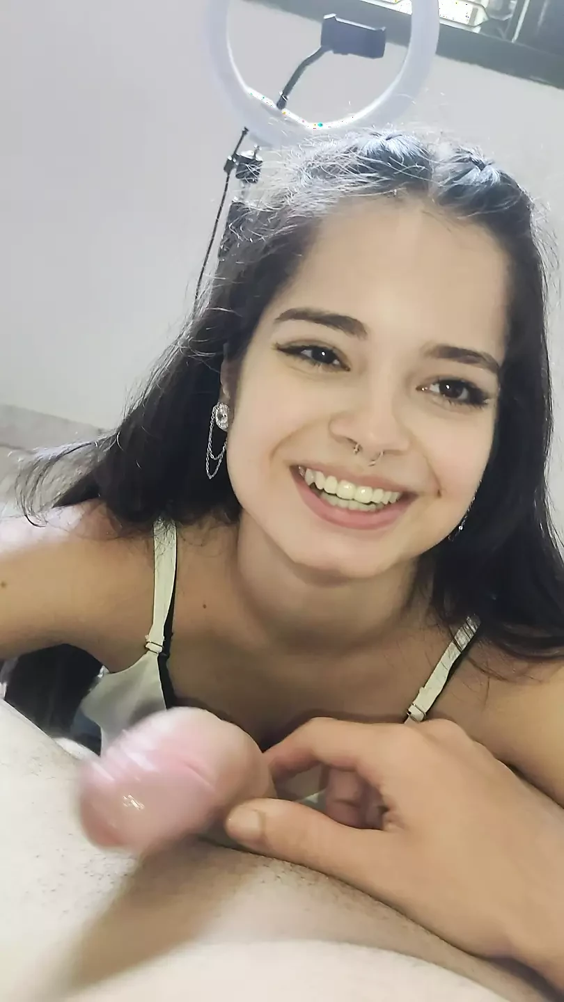 Esta joven Debora Prado me hace una mamada mientras me folla con el celular