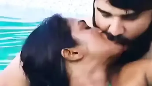 Тетушка горячо целует парня, секс-видео