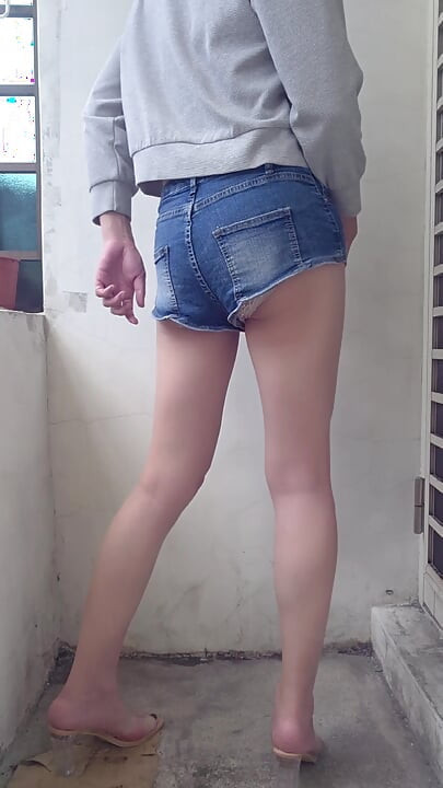 Shemale Ting Xuan Masturbating with a dildo on the balcony