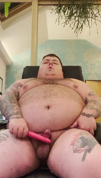 プーベアのオフィスチェアでディルドを尻に入れて射精