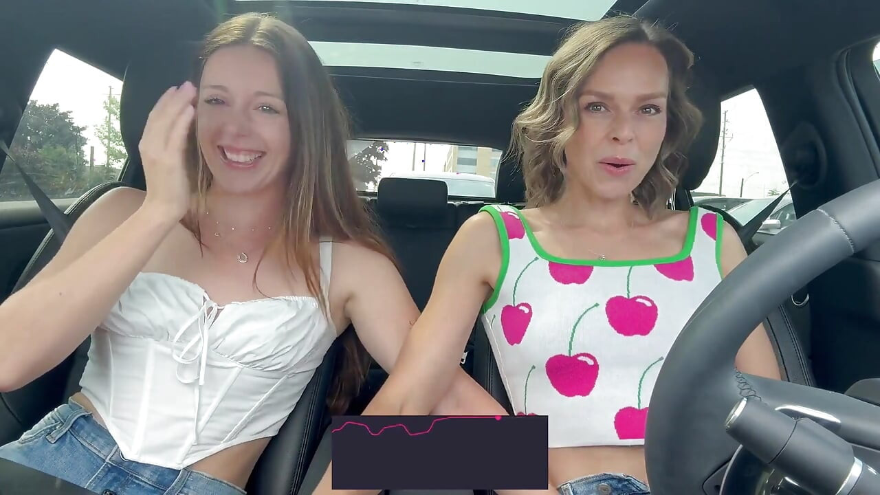 Nadia Foxx และ Serenity Cox ใช้เครื่องสั่นแบบควบคุมจากระยะไกลอันเขียวชอุ่มในไดรฟ์และน้ําแตกอย่างหนัก
