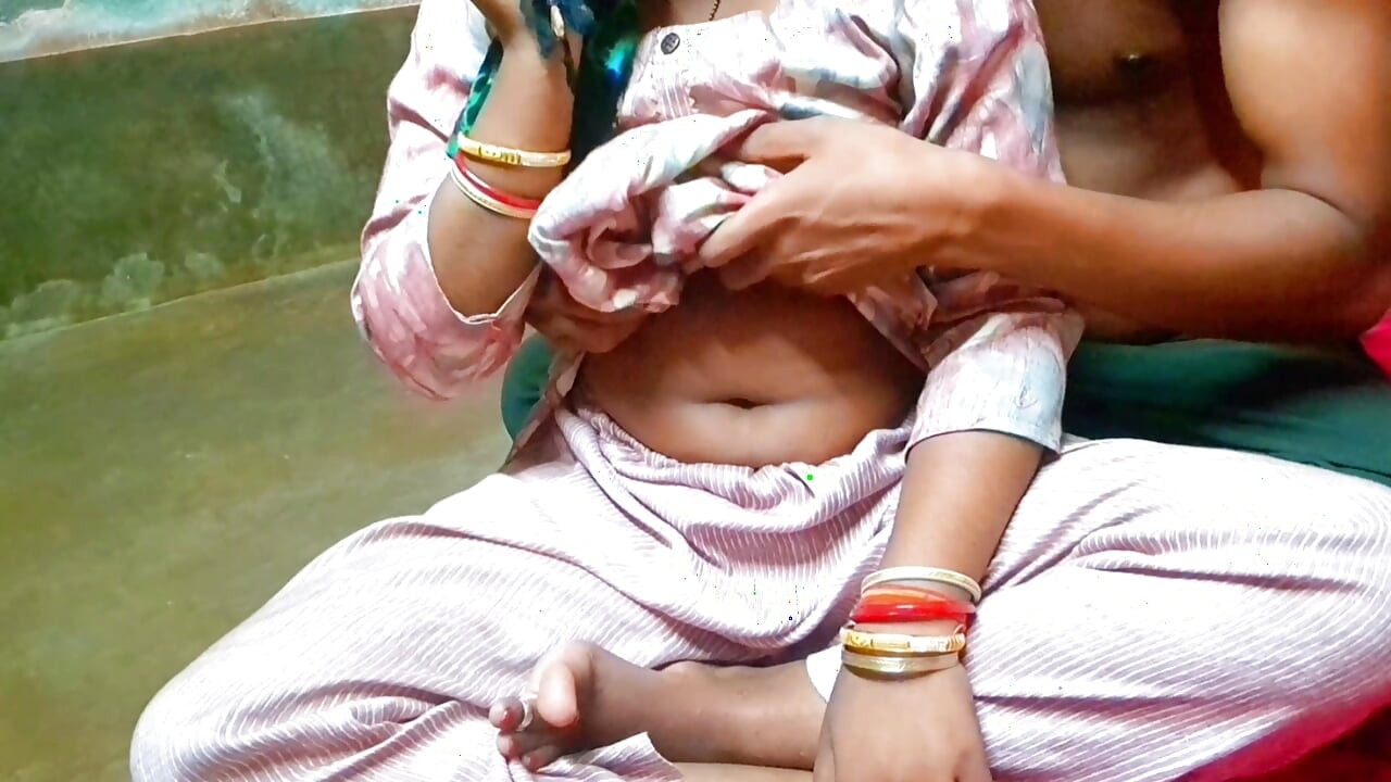 Desi bhartiy ganv ki bhabhi premi ke sath stan dikhati hai