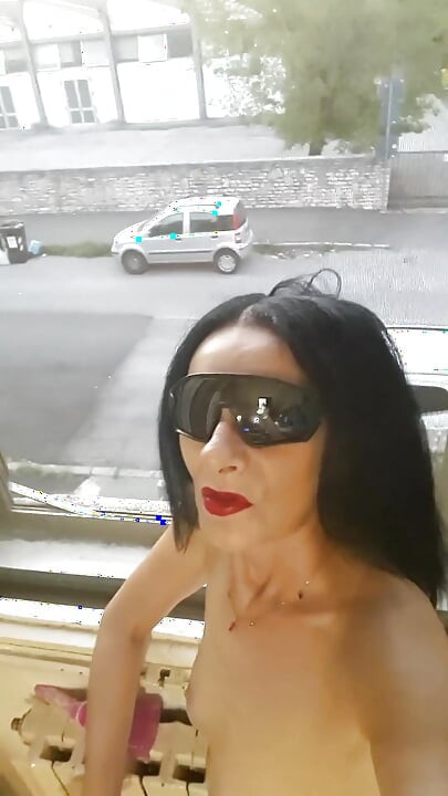 Alasti ikkunan edessä perse ja pillu panossa