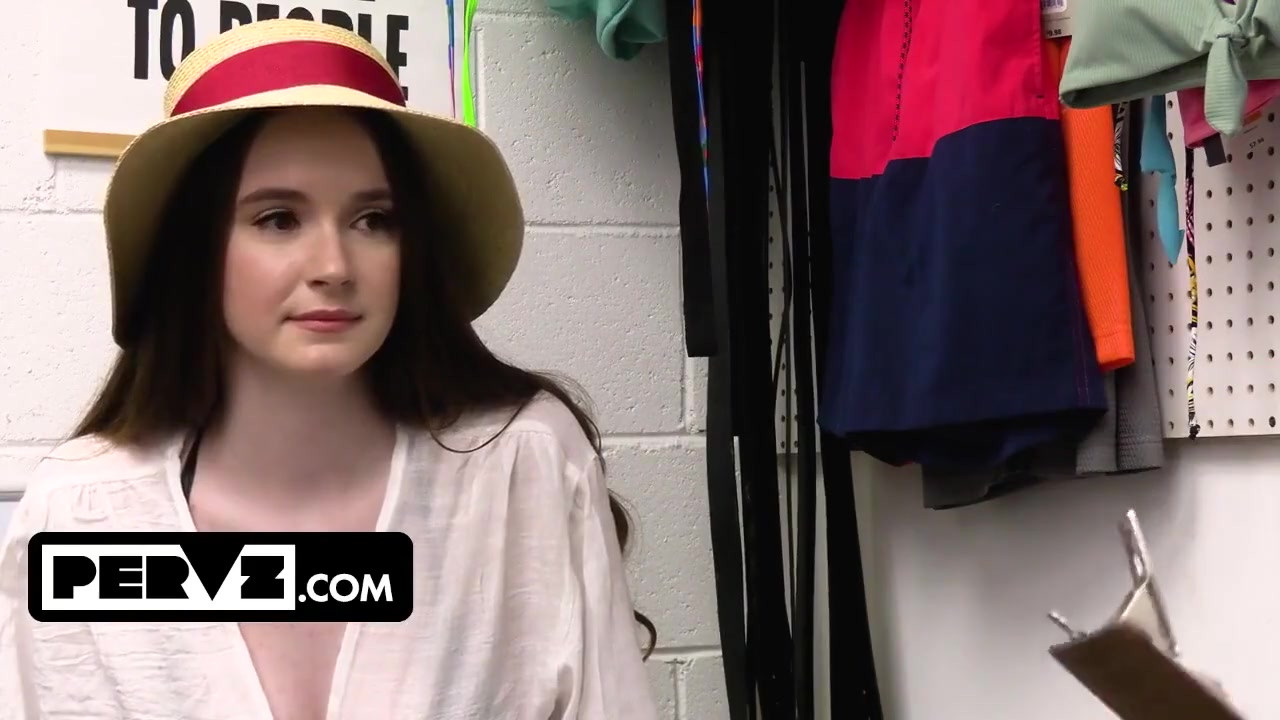 彼女のビキニはとても簡単に脱げます。彼に顔に射精させれば、休暇を楽しめます