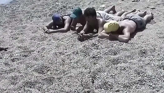 Cowok sange turki ngentot memekku di pantai
