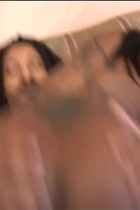 La belleza negra etérea Jade Stone llega a su compañera del alma bbc después de un largo paseo con tacones altos.