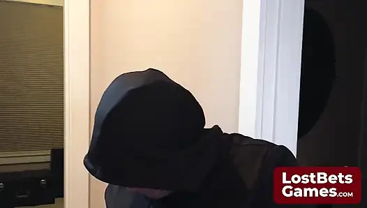 Doğum gününde dövme salonunun dışında gergin bir şekilde durdu