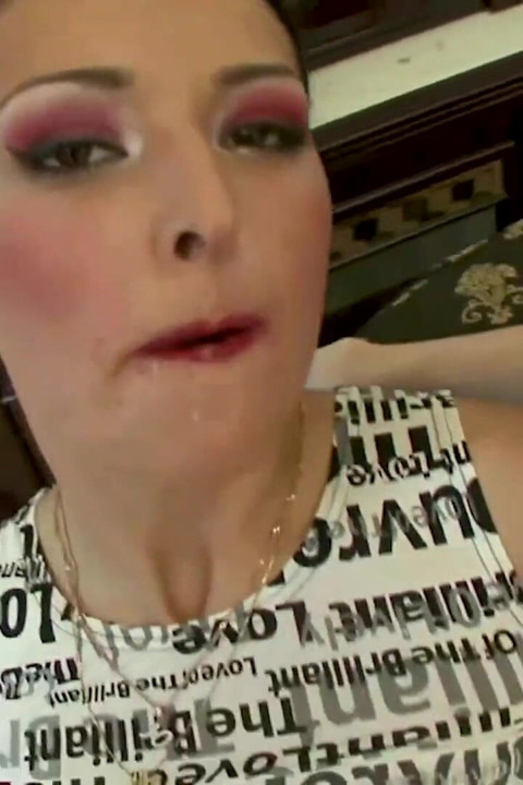 빨간 머리 Avril과 갈색 머리 Bayley 우유 자지와 정액을 공유!
