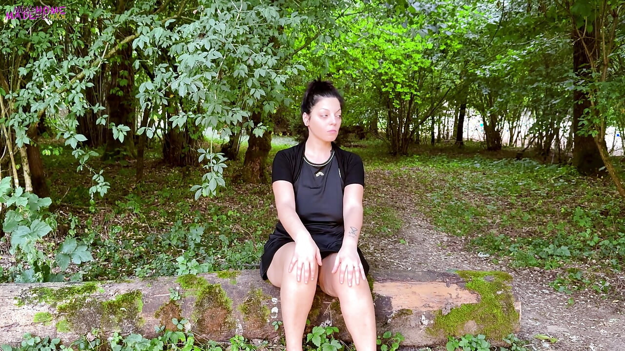 Naturalna MILF Mia dotyka swojej owłosionej cipki do orgazmu w lesie
