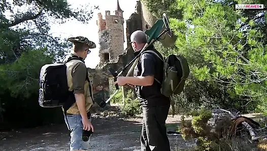Пара трахается в заброшенном дворе