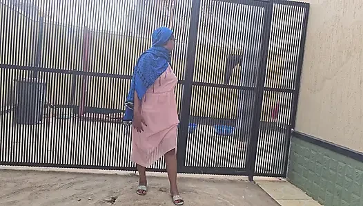 GADIS ARAB BERUSAHA MUNCRAT DI PINGGIR JALAN