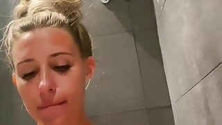 Squirting und muschi lecken im badezimmer für dünnes mädchen