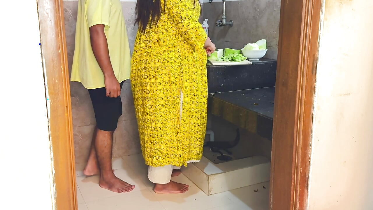 Plötzlich fickte ich meine schwiegermutter, während sie curry in der küche schnitt - desi harten sex