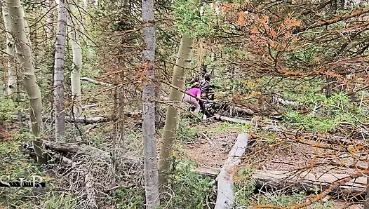 Die versaute hotwife polyj der NS findet ein großes holz im wald