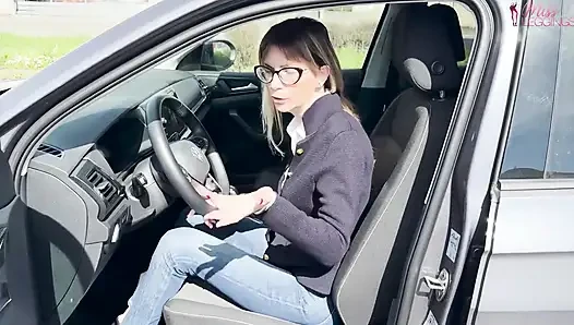 Üvey annenin üvey oğlunun en iyi arkadaşına kullanılmış arabasını satın alması için ahlaksız teklifi