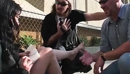 Соблазнительная фут-фетиш-игра с блондинкой и крошками-брюнетками