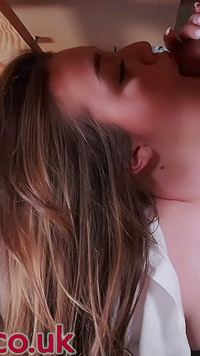 Estudante de 18 anos faz um cara gozar na mesa de ordenha | Clipe 1
