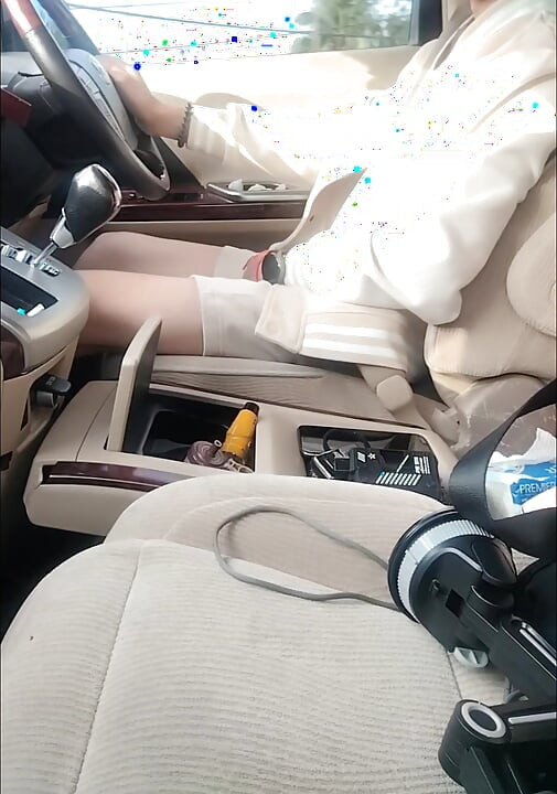 Masturbating and cumming while driving, a little more vehicle around