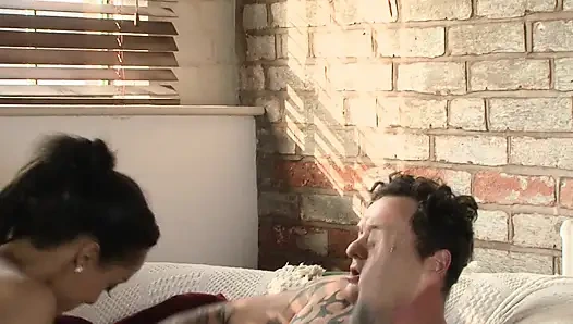 Sensationelles ebenholz-schätzchen wird von hinten geritten