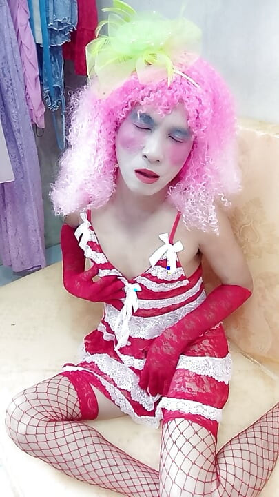 Oanh le transgender dengan pakaian seksi lagi asik masturbasi memeknya