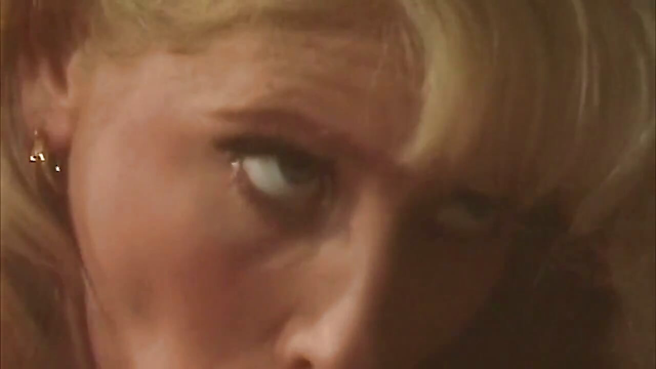 Matură sexy blondă are parte de un futai anal profund de la un armăsar
