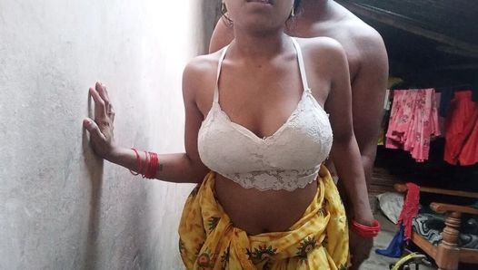 Coppia del villaggio indiano che si seduce a vicenda di prima mattina sesso hardcore