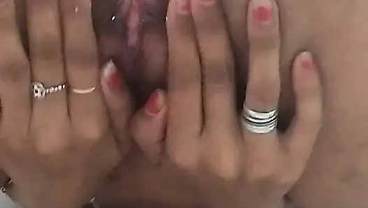 Mona ko chudwana hai
