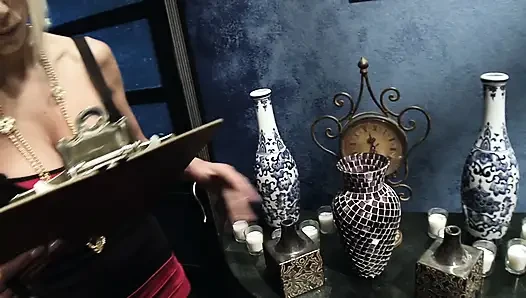 Pelacur rambut pirang lagi asik nyepong dan muasin memek mereka pakai mainan seks