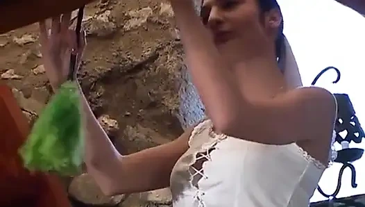 Geiles zimmermädchen neckt und fickt großen harten schwanz