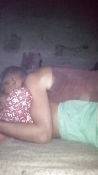 Hintli evli kadın kocası tarafından sikiliyor