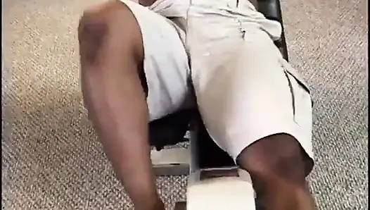 Freche milf mit dickem hintern bückt sich, um ihr arschloch zu lecken