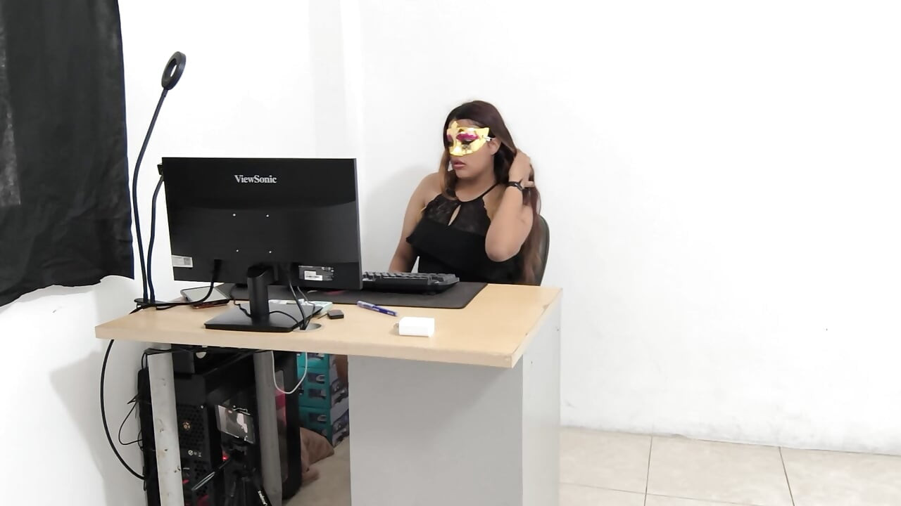 STUDENT MASTURBATES WHILE STUDYING COMPUTER SCIENCE ON THE COMPUTER