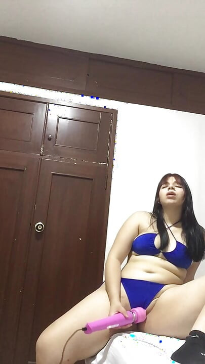 Saya menari seksi dan akhirnya dalam orgasme yang hebat dengan alat penggetar saya.