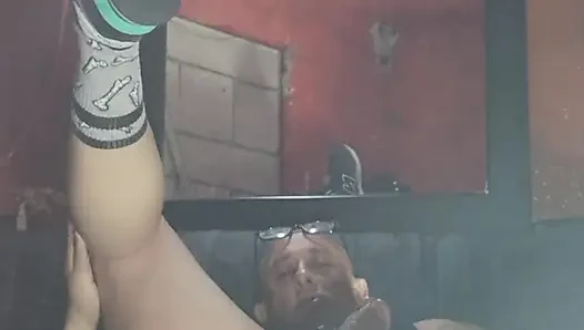 Ateşli 🤤 sütünü boşaltana kadar açgözlü götümün içinde göt tıkacı ve şişme taşaklarla şortumu açıyorum