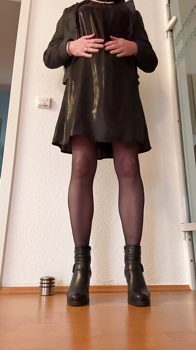Çizmeler, naylon çorap ve wetlook etekle kendimi azdırıyorum