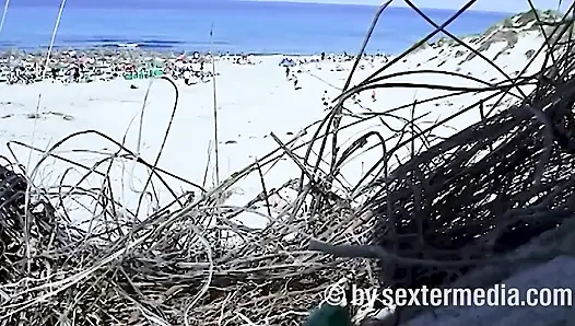 Gadis Pantai Barbetta Telanjang Di Semak-semak