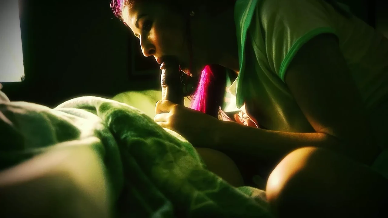 继母给Tyler提供了一个特殊的拥抱，并给他喂了自己的昏昏欲睡的种子