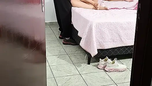 Падчерица приходит домой с Карнавала рано утром и делает минет.