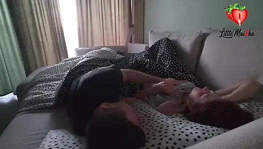 Drei tage und drei morgen harter schwanz-handjob von einer dünnen brünette