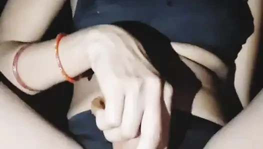 Sophia yang haus sendirian di malam hari