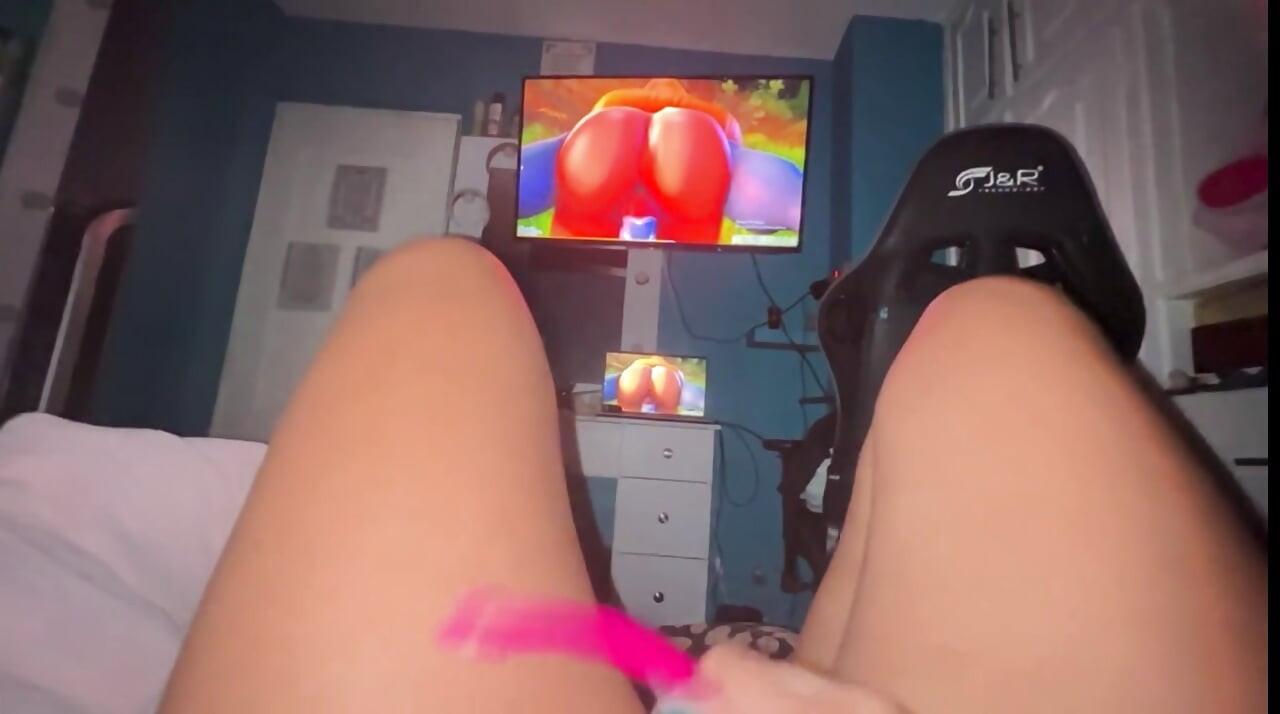 Watching hentai porn heats her up a lot, her pussy we want the one in the can