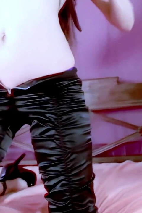 Valeria Da Fogo : Valeria Da Fogo, star du porno à gros nichons, se déshabille sur le lit