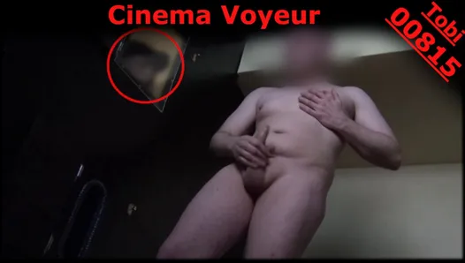Extraño me mira de cerca masturbarme en el cine porno. Desnudo gloryhole exhibicionista tobi00815
