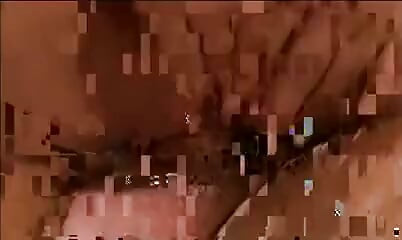 Blondes hottie fingert ihren kitzler, während sie den dicken schwanz des typen überspannt